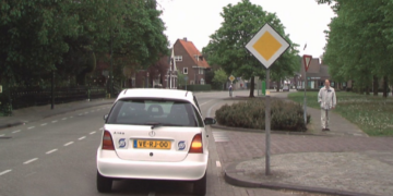 Je slaat rechtsaf moet je stoppen voor een voetganger? Slechts 20% weet het juiste antwoord!