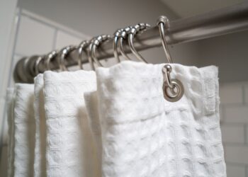 Met deze simpele truc is je douchegordijn weer stralend schoon in no-time