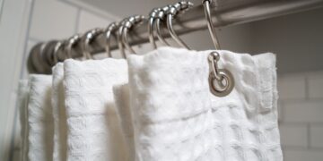 Met deze simpele truc is je douchegordijn weer stralend schoon in no-time