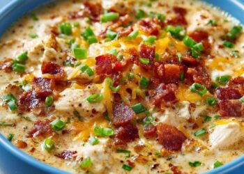 Romige kippensoep met kaas en spek: een heerlijke maaltijd voor drukke avonden