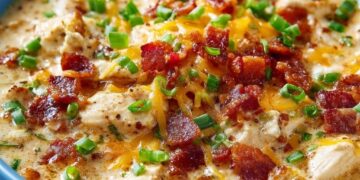 Romige kippensoep met kaas en spek: een heerlijke maaltijd voor drukke avonden