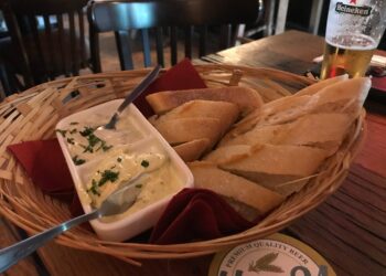 Trap er niet in! Dít is de reden waarom je in restaurants vaak gratis brood krijgt