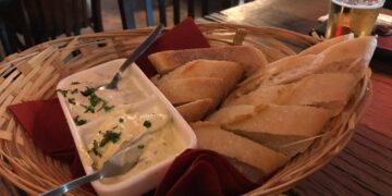 Trap er niet in! Dít is de reden waarom je in restaurants vaak gratis brood krijgt