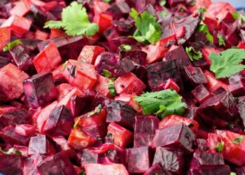 Oma’s favoriete rode bietensalade met frisse ui, Dijonmosterd en een heerlijke zoetzure dressing