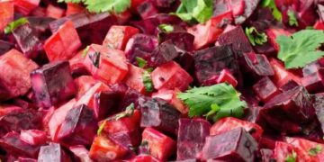 Oma’s favoriete rode bietensalade met frisse ui, Dijonmosterd en een heerlijke zoetzure dressing