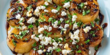 Hartige uien ovenschotel met romige kaas, goudbruine uien en lekker knapperig