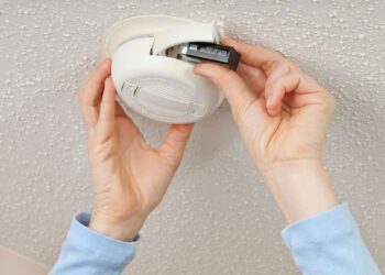 Waarom gaat je rookmelder plotseling af zonder brand? Dit zijn de redenen!