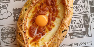 Gevuld knapperig brood met knoflook, kruiden en smeuïge kaas