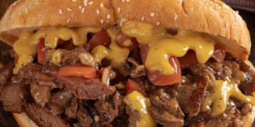 Zelf een broodje Philly cheesesteak maken? Deze versie met paprika en joppiesaus wil je proberen!