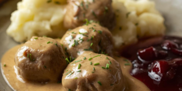 Zo maak je zelf échte Zwitserse balletjes in romige saus