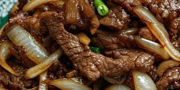 Zo maak je malse runderreepjes met onweerstaanbare gekarameliseerde ui binnen 30 minuten