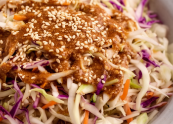 Deze Aziatische koolsla met sesamdressing wil je elke dag eten