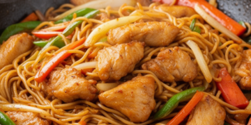 Snelle wok noedels met gemarineerde kip en paprika klaar in 20 minuten