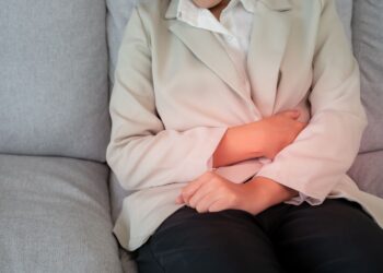 Dames: gevaccineerd tegen corona? Let er dan goed op als je deze klachten hebt!