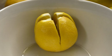 Ze snijdt in een citroen en legt hem naast haar bed – hier is waarom