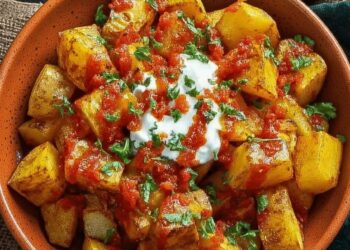 Zo maak je authentieke Spaanse Patatas Bravas met pittige brava-saus