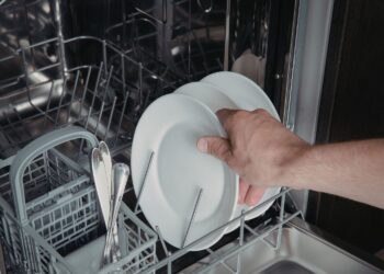 Wat kost minder: afwassen met de hand of de vaatwasser laten draaien?