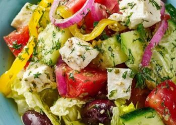 Proef de zomer: lichte Griekse salade met romige feta en citroen kruidendressing