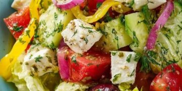 Proef de zomer: lichte Griekse salade met romige feta en citroen kruidendressing