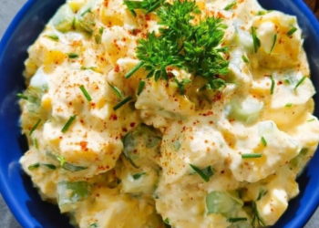 Romige zelfgemaakte eiersalade met augurk en verse kruiden