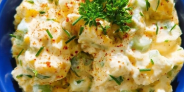 Romige zelfgemaakte eiersalade met augurk en verse kruiden