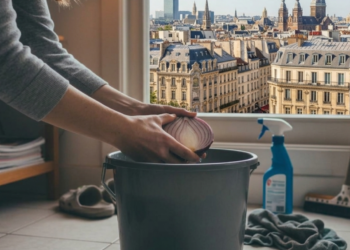 “Mijn oma doet altijd een rauwe ui in een emmer water. Het klinkt raar, maar kijk wat het doet
