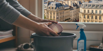 “Mijn oma doet altijd een rauwe ui in een emmer water. Het klinkt raar, maar kijk wat het doet