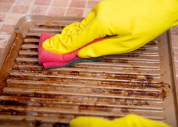 Zo maak je je BBQ-roosters in slechts 2 minuten helemaal schoon voor het nieuwe seizoen