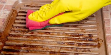 Zo maak je je BBQ-roosters in slechts 2 minuten helemaal schoon voor het nieuwe seizoen