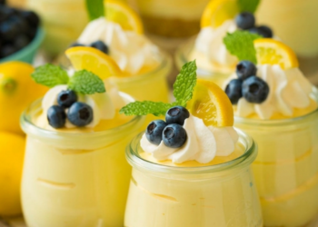 Fris, romig en klaar in een paar stappen: citroen cheesecake mousse in een glaasje