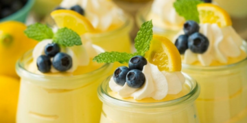 Fris, romig en klaar in een paar stappen: citroen cheesecake mousse in een glaasje