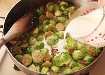 Dit is waarom veel mensen spruitjes in melk koken