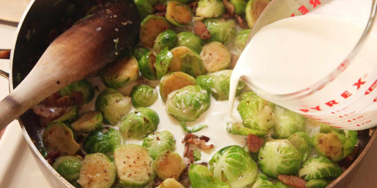 Dit is waarom veel mensen spruitjes in melk koken