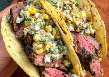 Zomers genieten: steak-taco’s met geroosterde maïs en frisse toppings