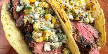 Zomers genieten: steak-taco’s met geroosterde maïs en frisse toppings