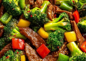 Oosterse rundvlees-roerbak met broccoli en paprika