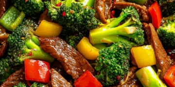 Oosterse rundvlees-roerbak met broccoli en paprika