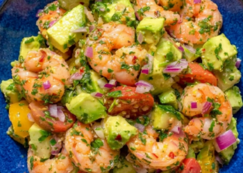 Frisse garnalensalade met avocado, mango en rode ui: romig, zoet en licht pittig