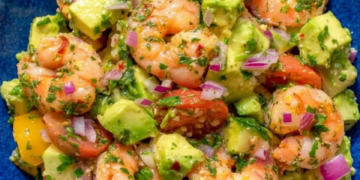 Frisse garnalensalade met avocado, mango en rode ui: romig, zoet en licht pittig