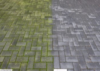 Zo maak je je tuintegels in 10 minuten weer stralend schoon