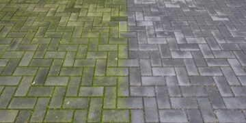 Zo maak je je tuintegels in 10 minuten weer stralend schoon