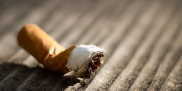 Bizar bedrag: zoveel betalen we voor andermans sigarettenpeuken