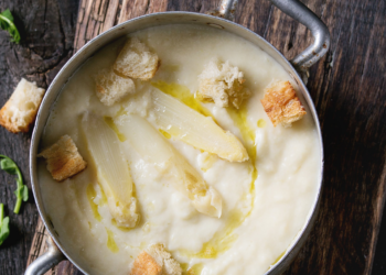 Zo maak je klassieke witte aspergesoep op restaurantniveau in je eigen keuken