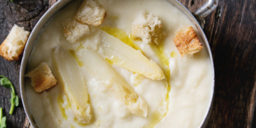 Zo maak je klassieke witte aspergesoep op restaurantniveau in je eigen keuken