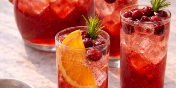 Zo maak je in 10 minuten de ultieme zomerse cranberry spritz die iedereen drinkt