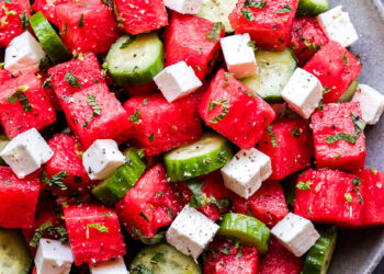 Griekse zomersalade met watermeloen, feta en munt: fris en binnen 10 minuten klaar