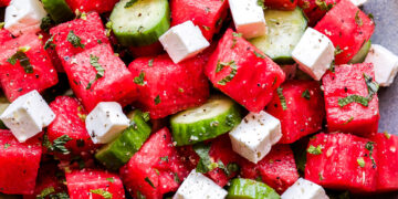 Griekse zomersalade met watermeloen, feta en munt: fris en binnen 10 minuten klaar