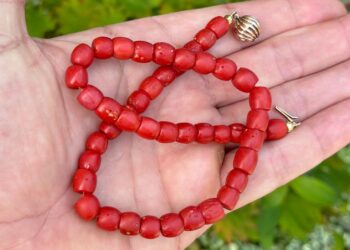 Heb jij nog bloedkoraal in huis? Deze sieraden zijn nu dit waard