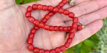 Heb jij nog bloedkoraal in huis? Deze sieraden zijn nu dit waard