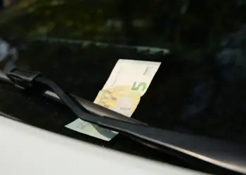 Automobilisten opgelet: onschuldig briefje op auto kan grote gevolgen hebben